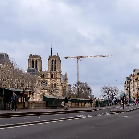 Hr Quai Augustins - Notre Dame Parijs